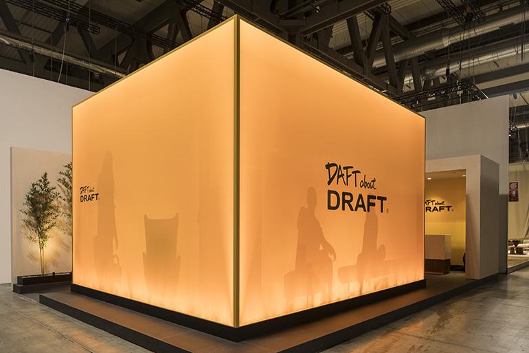 Il poetico concept dello stand realizzato da Taiju Yamashita per il Salone del Mobile di Milano è stato pensato per catturare l'immaginazione e l'interesse: la proiezione delle silhouette dei mobili della collezione sull'antica carta washi giapponese che avvolge lo stand, richiamando alla memoria un paravento tradizionale giapponese, lascia intuire qualcosa, ma senza mostrare l'immagine completa. 