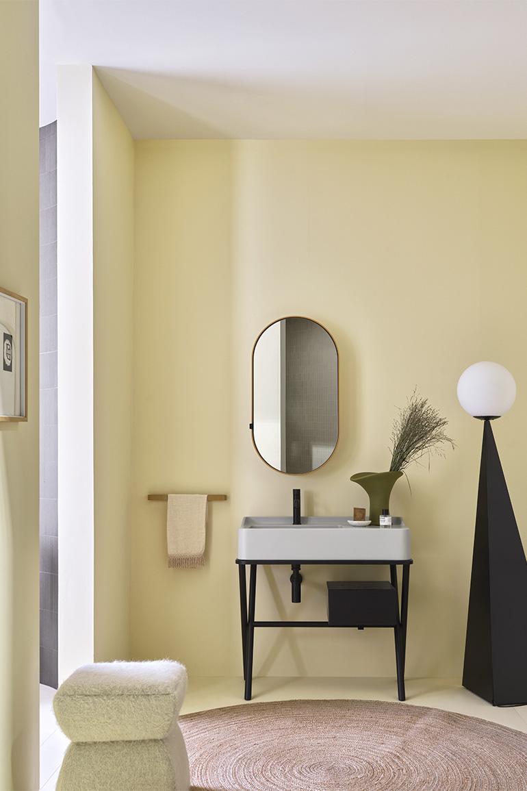 Nell’immagine, Siwa di Ceramica CIELO, disegnato da Andrea Parisio e Giuseppe Pezzano, il mobile con lavabo in ceramica nella finitura Pomice della gamma cromatica “Terre di Cielo” abbinato a un cassetto una struttura in legno finitura Rovere Nero. Alla parete specchio Oval Box con scocca nella finitura Anemone.