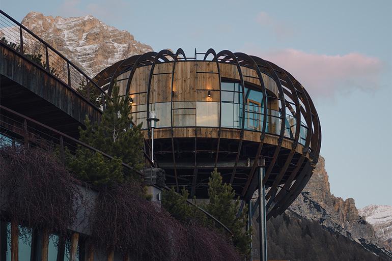 Elements offre una visuale panoramica e completa sul paesaggio Dolomitico circostante grazie alla grande vetrata; inoltre, ruota su se stessa a 360° ed è sospesa a 9 mt di altezza dal suolo