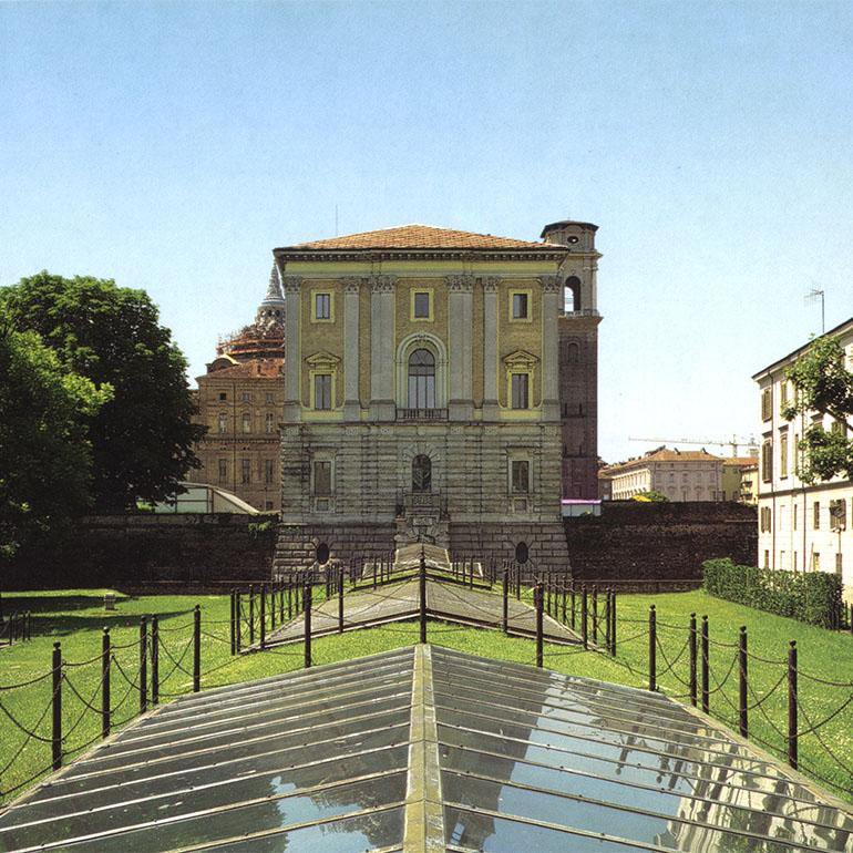 Il Premio alla carriera è stato conferito a Aimaro Oreglia d’Isola, approvato all’unanimità dalla giuria con la seguente motivazione: “la carriera di Aimaro Oreglia d’Isola ha nutrito il dibattito architettonico intorno ai temi del rapporto tra modernità e tradizione, naturale e artificiale, territorio e paesaggio, per tutta la seconda metà del Novecento, traghettandoli fino ad oggi, dove ci appaiono più che mai attuali. 