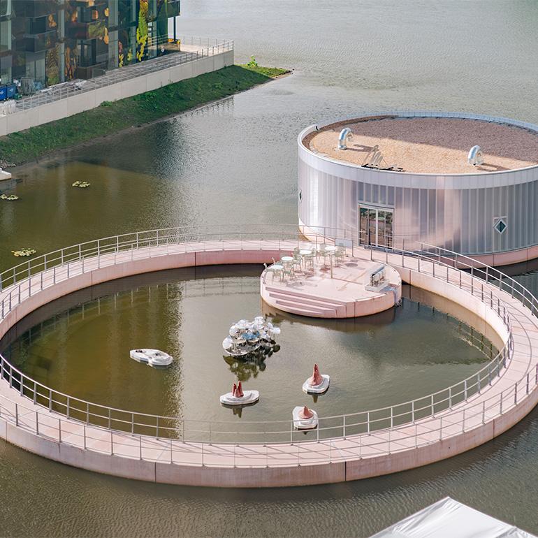 Studio Ossidiana è il vincitore del Premio under 35 per il progetto Art Pavillion M. (Almere, Paesi Bassi, 2022) e riceve il premio di 10.000 euro da utilizzare per progetti/formazione. Il progetto è stato selezionato dalla giuria poiché “coniuga in un unico gesto sintetico le principali caratteristiche del lavoro dello studio, avviato con grande chiarezza seppur da pochi anni, tra ricerca formale e indagine sensibile sui temi ambientali e di relazione interspecie dell’architettura e del paesaggio.” 
