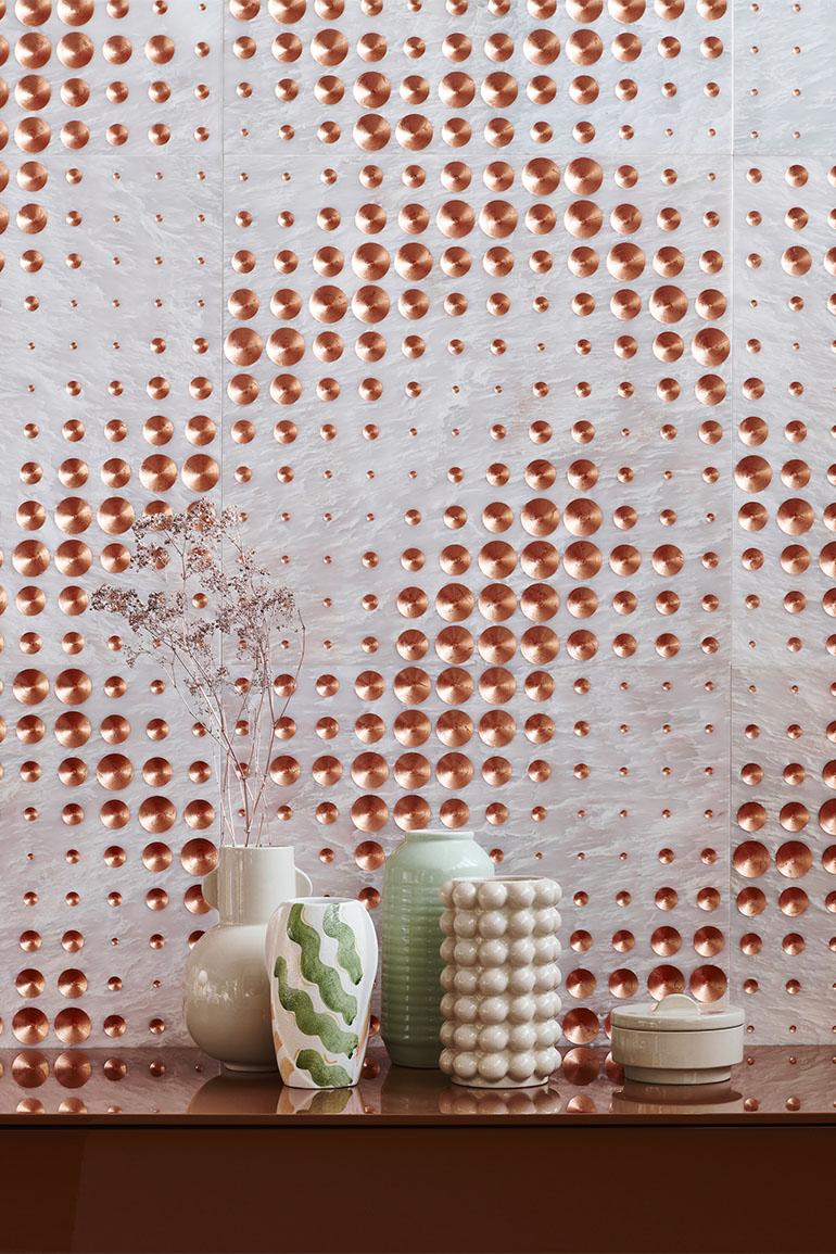 Con la collezione Dissonanze, Lithos Design fa emergere tutta la matericità del marmo e dimostra come l’uso di nuove tecnologie produttive può innovare una tradizione millenaria.