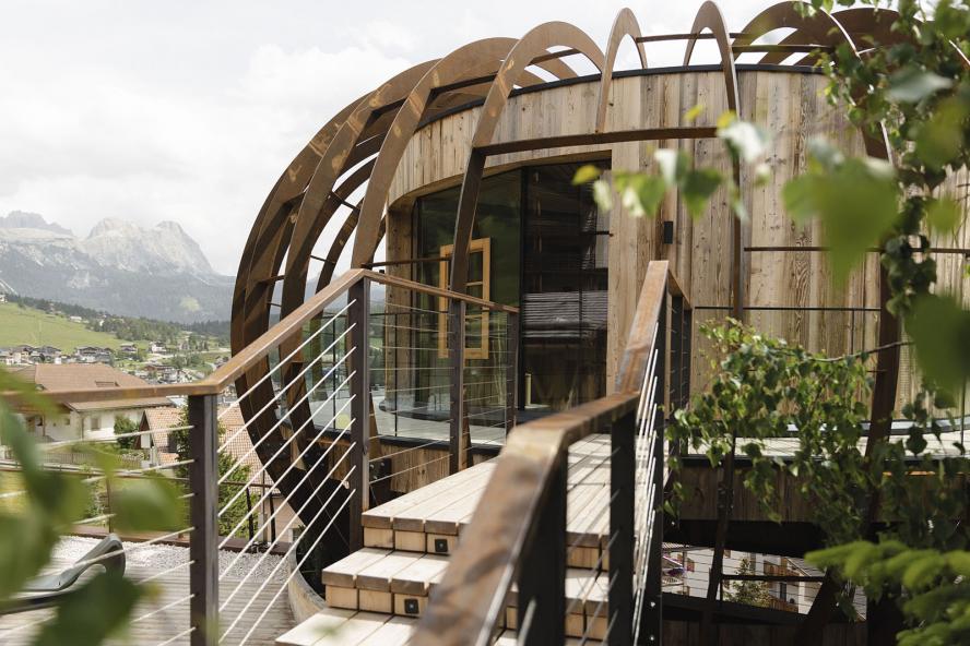 Elements offre una visuale panoramica e completa sul paesaggio Dolomitico circostante grazie alla grande vetrata; inoltre, ruota su se stessa a 360° ed è sospesa a 9 mt di altezza dal suolo