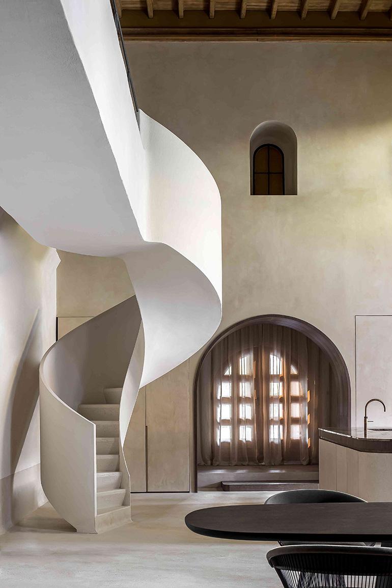 The Chapel - Ideal Work. Microtopping Ideal work a pavimento in un progetto che rappresenta un’opera di trasformazione tra futurismo e antiche origini. È questa la visione dell’architetto d'interni belga Britt Van Namen che ha trasformato un antico monastero in “casa”.