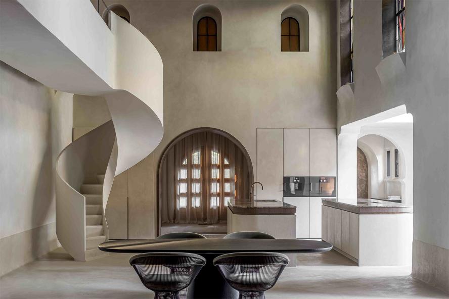The Chapel - Ideal Work. Microtopping Ideal work a pavimento in un progetto che rappresenta un’opera di trasformazione tra futurismo e antiche origini. È questa la visione dell’architetto d'interni belga Britt Van Namen che ha trasformato un antico monastero in “casa”.
