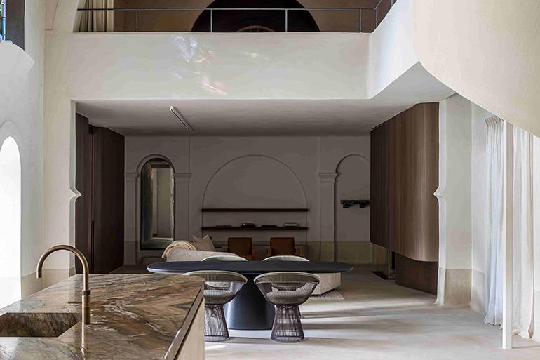 The Chapel - Ideal Work. Microtopping Ideal work a pavimento in un progetto che rappresenta un’opera di trasformazione tra futurismo e antiche origini. È questa la visione dell’architetto d'interni belga Britt Van Namen che ha trasformato un antico monastero in “casa”.