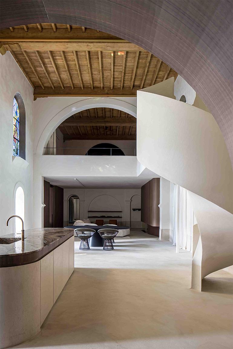 Microtopping Ideal work a pavimento in un progetto che rappresenta un’opera di trasformazione tra futurismo e antiche origini. È questa la visione dell’architetto d'interni belga Britt Van Namen che ha trasformato un antico monastero in “casa”.