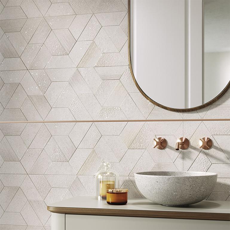 Per quanto riguarda i rivestimenti, nel formato 59,6 cm x 150 cm, la collezione è composta dalla base Terra, e dai decori volumetrici, Line, dale linee rette e spesse dalle molteplici texture, ed Hexa, una composizione di esagoni disposti in modo casuale e anche con texture diverse.