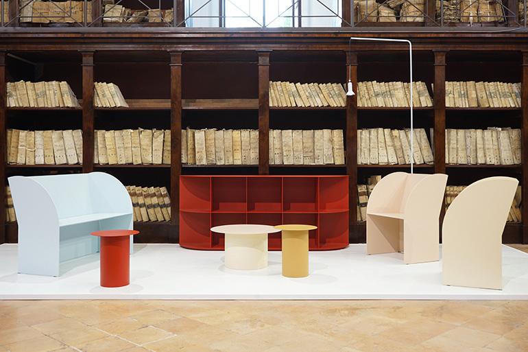 Forgiata da un’artigianalità cocciuta e discreta, ‘Coimbra’  è la nuova collezione di arredi in alluminio realizzata da Marco Ripa su disegno di Roberto Cicchinè. La serie, composta da poltrona, divanetto e madia, è stata presentata con successo a EDIT Napoli 2023 e, grazie alla sua modularità, è già pronta a evolvere in una famiglia allargata di oggetti multifunzionali. 