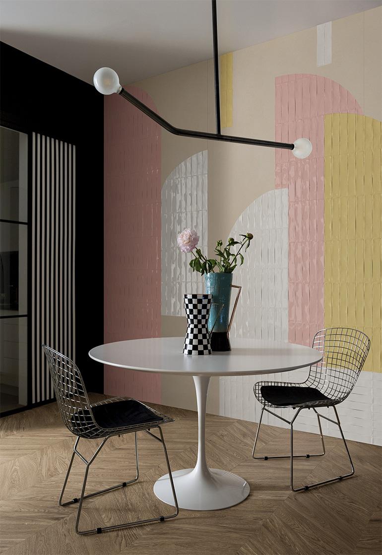 La collezione di piccolo formato da rivestimento indoor Luz di Marazzi, in grès porcellanato rifinito con uno smalto super lucido, riprende l’estetica dei mattoncini smaltati a mano della tradizione portoghese. Come tutte le proposte della gamma Crogiolo l’aspetto artigianale del mattoncino originario è ricreato attraverso una produzione industriale.