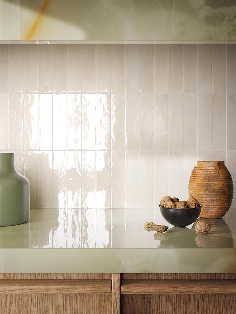 Nell’immagine, backsplash realizzato con GLIM, una collezione vitaminica capace di decorare gli ambienti con il colore, grazie a brick smaltati dal finish brillante. La finitura impiegata è Avorio. 