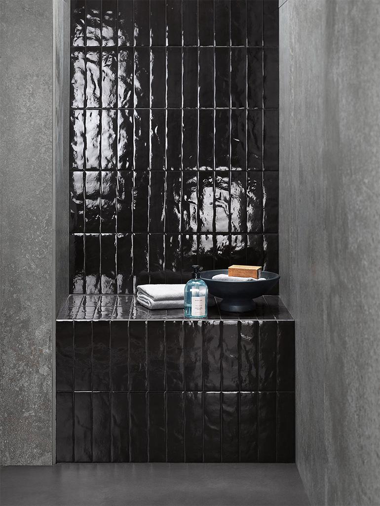 Nell’immagine, parete bagno rivestita con la finitura Lavagna di GLIM, collezione vitaminica capace di decorare gli ambienti con il colore, grazie a brick smaltati dal finish brillante. Sulle pareti laterali Color>Mood Grey e la superficie effetto metallo Oxide (Grey Rust), a pavimento la serie Milano Mood, nella variante Antracite.