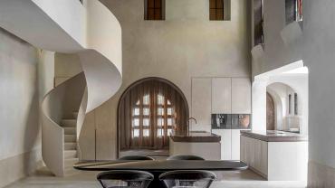 The Chapel - Ideal Work. Microtopping Ideal work a pavimento in un progetto che rappresenta un’opera di trasformazione tra futurismo e antiche origini. È questa la visione dell’architetto d'interni belga Britt Van Namen che ha trasformato un antico monastero in “casa”.