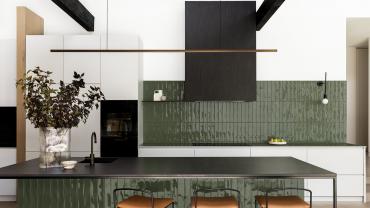 La collezione di piccolo formato da rivestimento indoor Luz di Marazzi, in grès porcellanato rifinito con uno smalto super lucido, riprende l’estetica dei mattoncini smaltati a mano della tradizione portoghese. Come tutte le proposte della gamma Crogiolo l’aspetto artigianale del mattoncino originario è ricreato attraverso una produzione industriale.