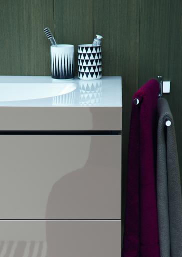 Duravit presenta la tecnologia c-bonded applicata alla serie di design Darling New in abbinamento alla serie di mobili L-Cube