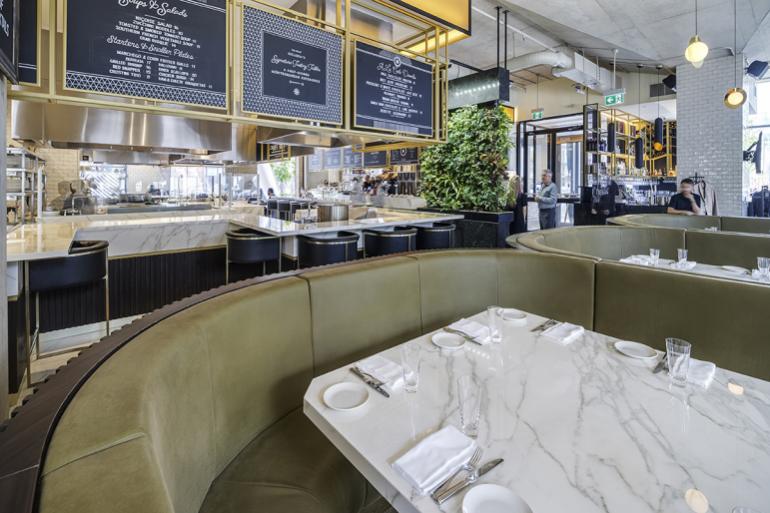 Ristorante Ricarda&rsquo;s, Toronto; banconi e tavoli in Calacatta Polished