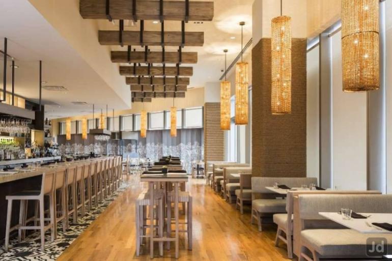 Ristorante Xochi, Houston (USA); bancone della reception e tavoli in Basalt Black