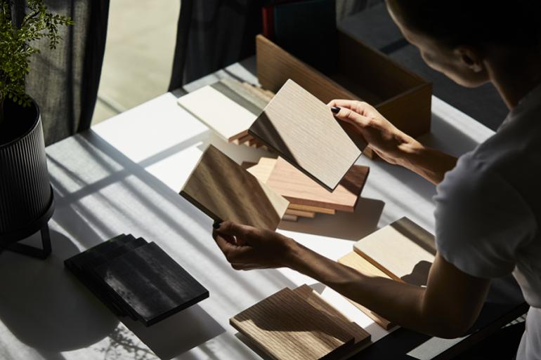 Campioni di quercia rossa americana, ciliegio americano e acero americano, in diverse finiture, inviati ai designer