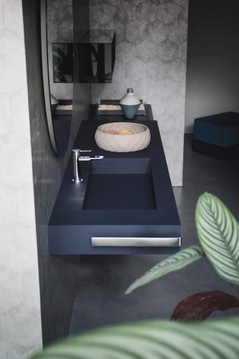 Composizione Alma 11 di Arbi Arredobagno costituita da piano top in Fenix Bluriva con lavabo integrato Plaza e portasalviette Linus. Specchiera Light tonda &oslash; 100 cm.