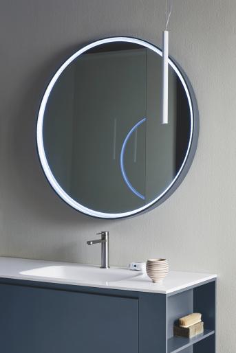 Composizione Street 38 di Arbi Arredobagno costituita da basi e vano a giorno in finitura laccato Blu Lapponia opaco, abbinati al piano top in mineralguss con doppio lavabo integrato Curvy. Specchiera Olimpia con profilo in tinta &oslash; 90 cm.