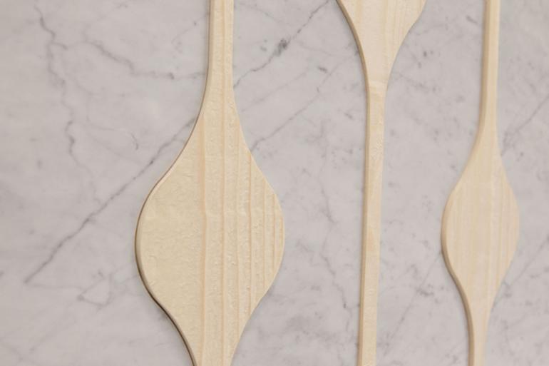 Bianco Carrara e legno &ldquo;Pino&rdquo; -  Al Marmo Bianco di Carrara lucido viene abbinata la matericit&agrave; del legno. Il contrasto tra legno grezzo e finitura lucida del marmo &egrave; voluto per dare maggior risalto ai due elementi naturali uniti con un taglio sinuoso.