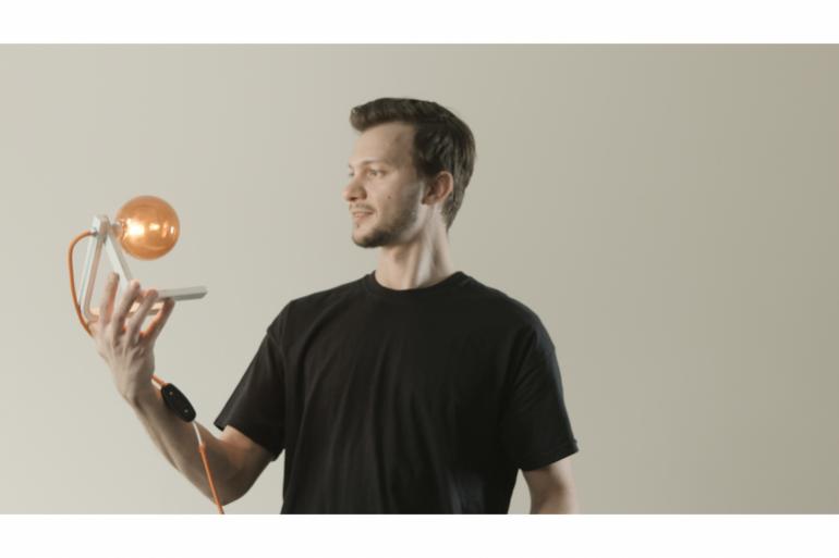 COX di Matteo Canzio: Innovativa lampada da tavolo a forma di pallina, da realizzare con facilit&agrave; utilizzando materiali come un tubo filettato in acciaio, una reggimensola e un diffusore per faretti componibili. &ldquo;La bellezza non &egrave; materia progettabile, ma risiede silenziosamente nella semplicit&agrave; delle linee continue.&rdquo;