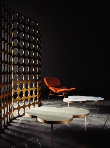 JACKIE - Kreoo Living Collection - design Sebastiano Zilio: il tavolino Jackie nasce dall&rsquo;unione di pi&ugrave; cerchi di diverso diametro che creano un&rsquo;unica forma. Un abbinamento tra Light Sky Onyx o l&rsquo;Onice Bianco lucido del piano, con la struttura in bronzo scuro oppure oro. Il metallo d&agrave; vita a un raffinato decoro anche sulla superficie in marmo, disegnando sottili circonferenze.