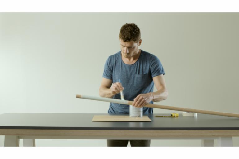 LIS di Andrea Pascucci:   Appenditutto minimal, funzionale ed essenziale per le pareti di casa, realizzato con tubi di rame e doghe in legno. &ldquo;Il design pu&ograve; essere vissuto come un gioco, con delle regole molto delicate e precise.&rdquo;