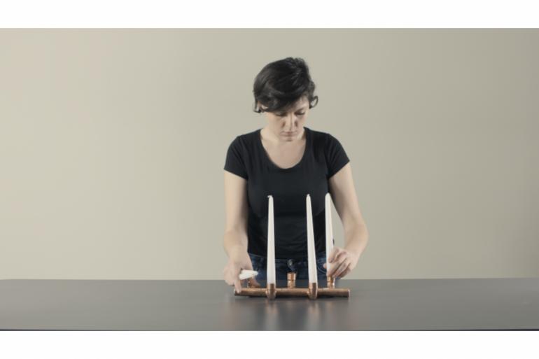 LUMIERE di Eleonora Musca:  Portacandele da tavolo dal design moderno e accattivante, realizzato utilizzando tubi in rame come base d&rsquo;appoggio e mini doghe in legno per le candele. &ldquo;La preziosit&agrave; di un oggetto non si misura nel valore dei suoi materiali ma nel tempo che gli dedichiamo.&rdquo;
