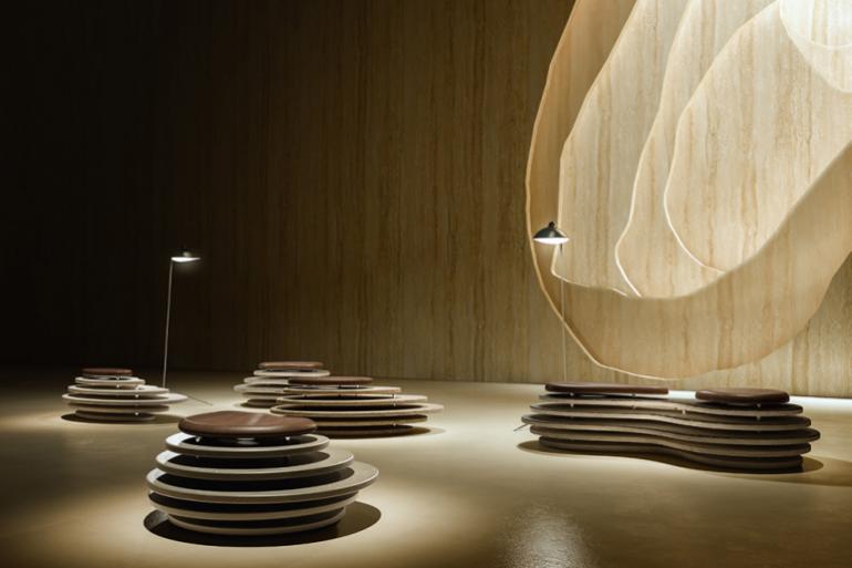 OASI - Kreoo Living Collection - design Enzo Berti: il Travertino, acquista un&rsquo;insolita leggerezza formale grazie alla particolare struttura a strati. Al culmine, la seduta in frassino termotrattato accoglie il corpo.