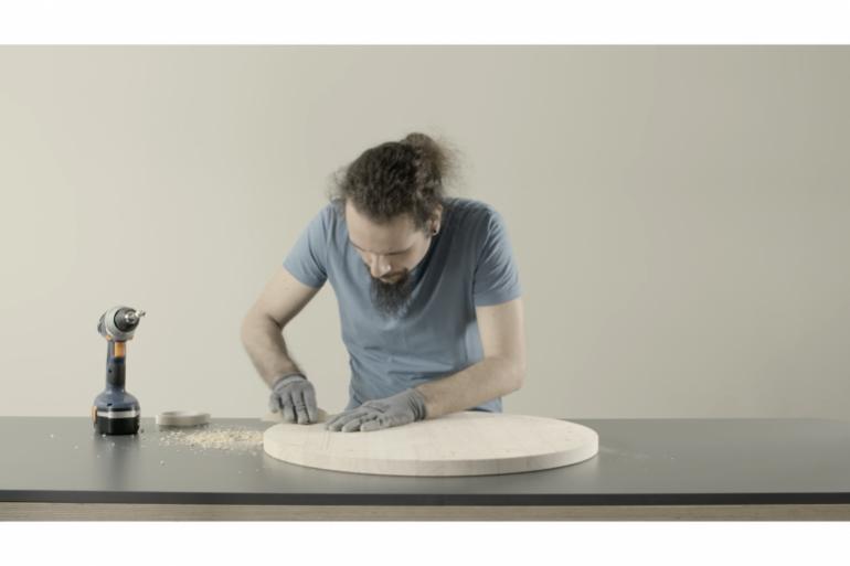 SESTO di Alberto Ghirardello:  Tavolino da caff&egrave; in legno di abete lamellare, minimal ed elegante: la base &egrave; composta da una tavola rotonda, listelli e tasselli in legno ed &egrave; sorretta da tubi di metallo &ldquo;Autoproduzione di arredi di design: la nuova sfida di bricoleur del XXI secolo.&rdquo;