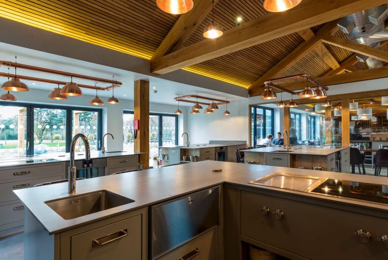 The Kitchen at Chewton Glen, Highcliffe (UK); ripiani, isole, paraspruzzi, armadietti e mobili in Basalt Grey Silk