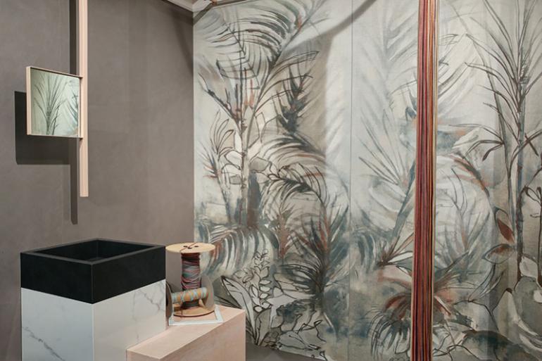 Mix di gres porcellanato effetto resina ed effetto wallpaper by Fondovalle