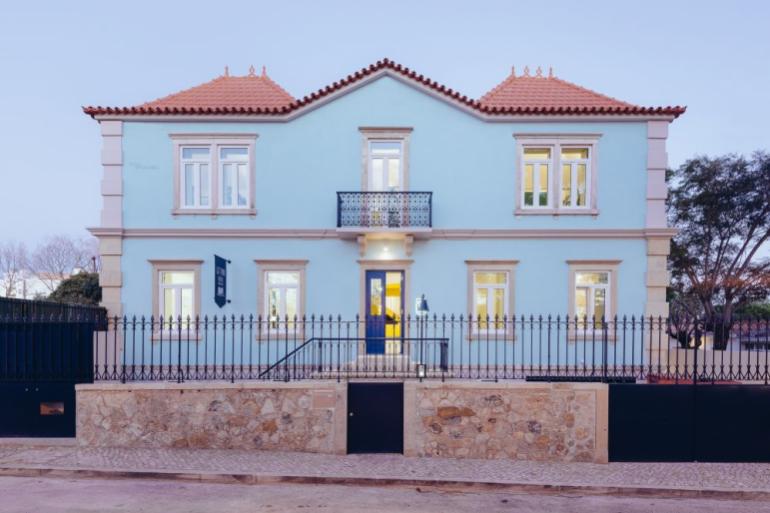 Aurora Arquitectos + Furo &ndash; Hostel in Parede