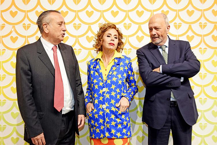 Fernando Roig (Presidente Grupo Pamesa) e Jorge Bauset (Direttore Generale Grupo Pamesa) con la designer di Pamesa &Aacute;gatha Ruiz de la Prada (Foto Cevisama 2018)